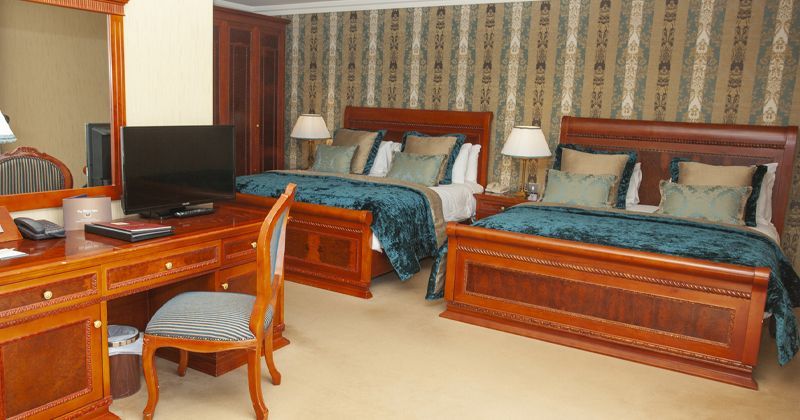 knightsbrook_junior_suite_two_king_beds